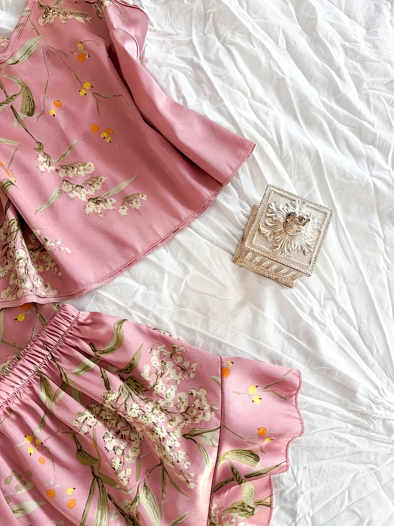 Chic Floral Print Pajama Set for Women - Comfortable Sleepwear with V-Neck & Pleated Shorts
